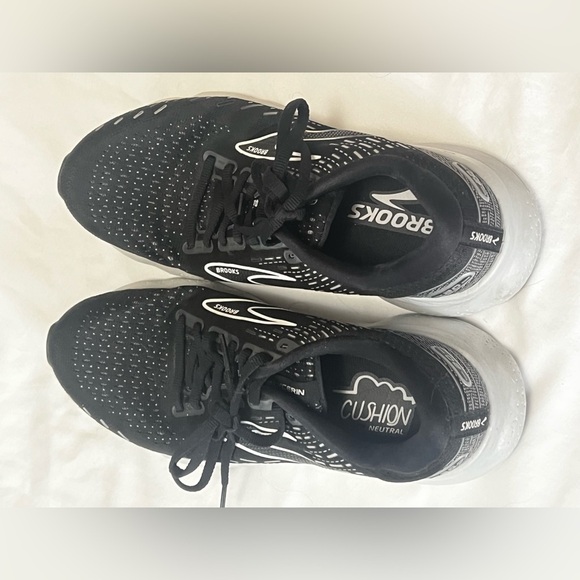 Brooks Shoes - Brooks Black and White Athletic Footwear Size 8.5 Running Shoes
